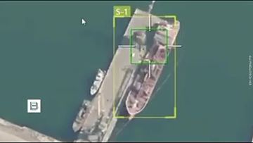 На видео зафиксирован ночной прилёт в порт в Одессе