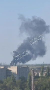После прилета в Одесской области поднимается черный дым