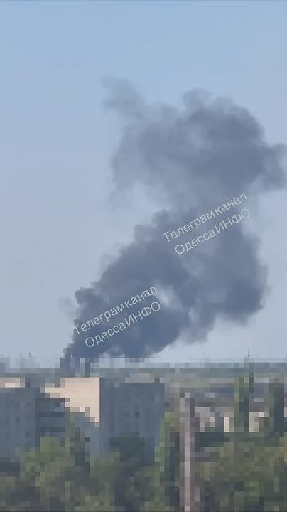 После прилета в Одесской области поднимается черный дым
