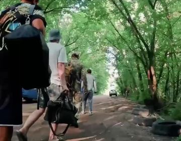 "Государство" Украина. Офицер ВСУ Онистрат показывает автобус с решетками, в котором под вооруженным конвоем возят отловленных добровольцев (видео 1): "Автобус, конечно, сделан так, чтобы из него было невозможно сбежать