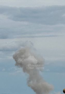 В Одессе поднимается дым после прилета