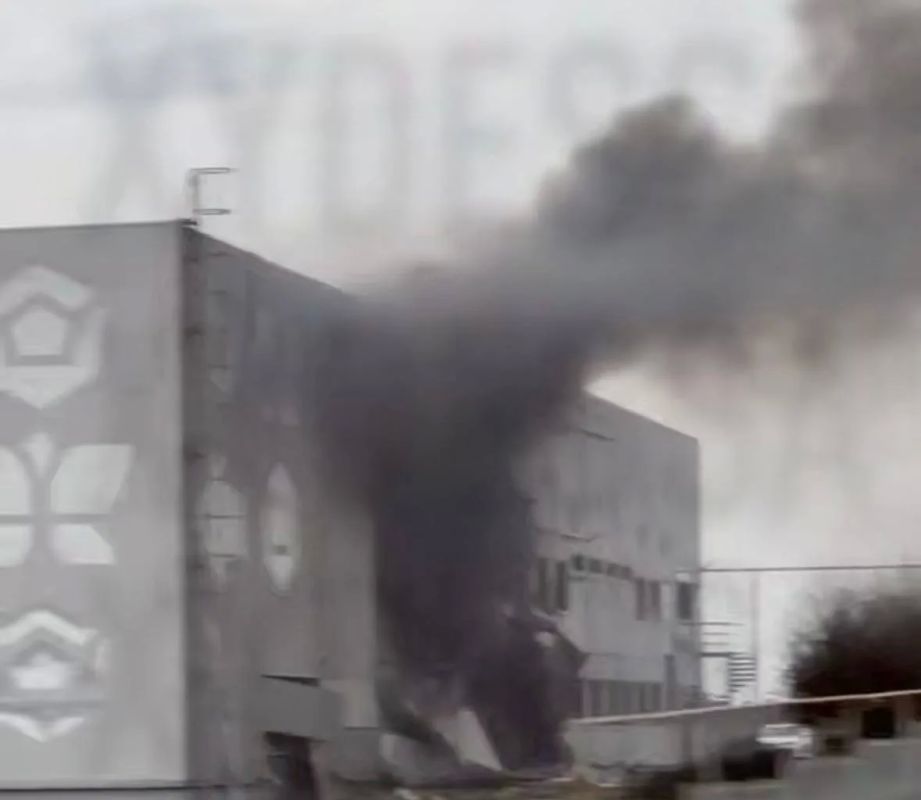 В Одессе горит завод красок на объездной, сообщают местные ТГ-каналы В Одессе горит завод красок на объездной, сообщают местные ТГ-каналы