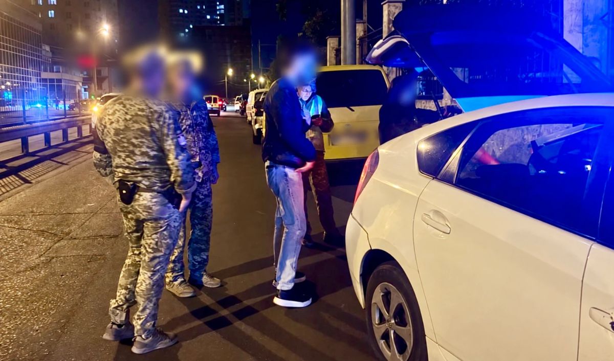Иностранец на BMW сбил трех сотрудников ТЦК и двух полицейских в Одессе Иностранец на BMW сбил трех сотрудников ТЦК и двух полицейских в Одессе