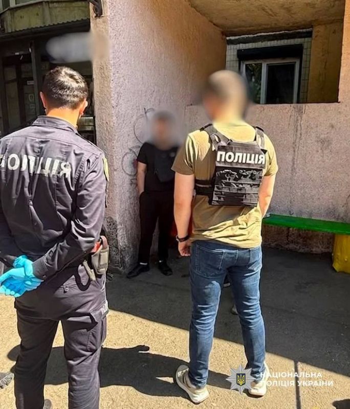 На Таирова задержали двух торгошей запрещённки — 19 и 42 лет На Таирова задержали двух торгошей запрещённки — 19 и 42 лет