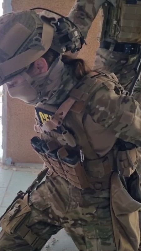 Подписчик прислал кадры из видео с СБУшницей, взятой в плен российскими солдатами в районе Доброполья, и попросил прокомментировать Подписчик прислал кадры из видео с СБУшницей, взятой в плен российскими солдатами в районе Доброполья, и попросил прокомментировать