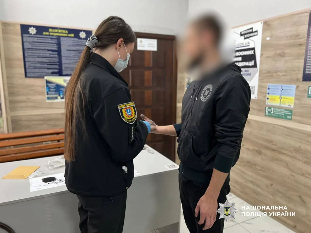 Сотрудник «Новой почты» в Одессе обокрал сейф на 450 тысяч гривен Сотрудник «Новой почты» в Одессе обокрал сейф на 450 тысяч гривен