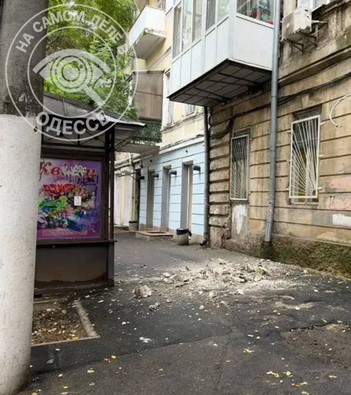 Одесса после дождя…. . Может, лысому гауляйтеру и невдомёк, но когда осенью в Одессе случается ливень, мало выгнать коммунальщиков срочно убирать опавшие листья с водостоков и канализационных решёток Одесса после дождя…. . Может, лысому гауляйтеру и невдомёк, но когда осенью в Одессе случается ливень, мало выгнать коммунальщиков срочно убирать опавшие листья с водостоков и канализационных решёток