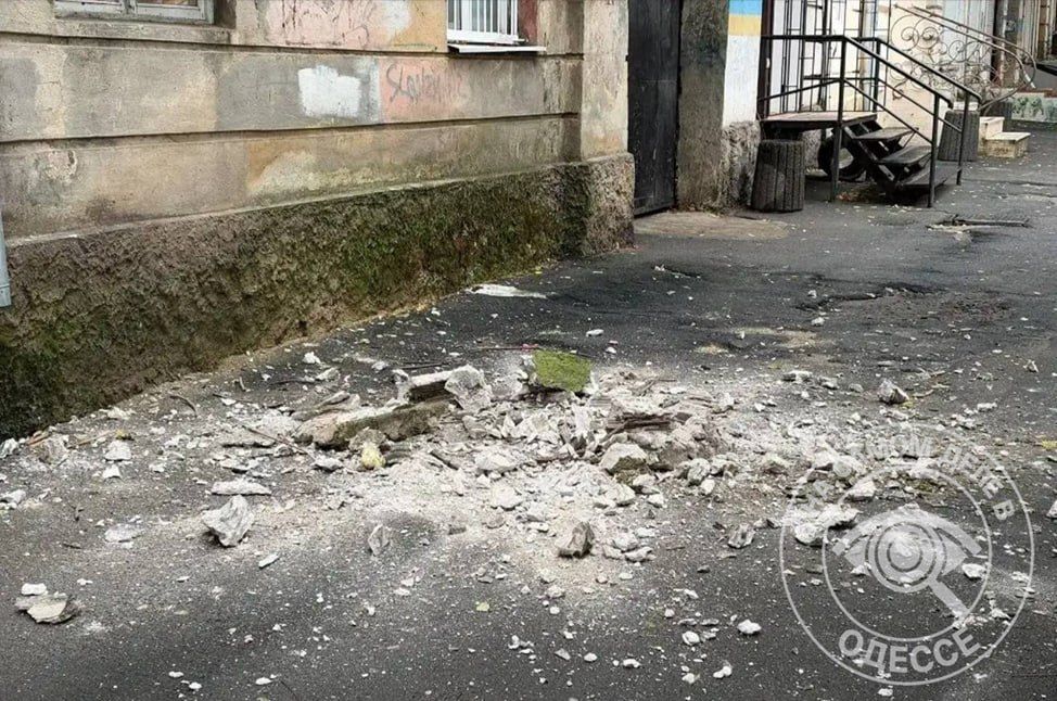Одесса после дождя…. . Может, лысому гауляйтеру и невдомёк, но когда осенью в Одессе случается ливень, мало выгнать коммунальщиков срочно убирать опавшие листья с водостоков и канализационных решёток Одесса после дождя…. . Может, лысому гауляйтеру и невдомёк, но когда осенью в Одессе случается ливень, мало выгнать коммунальщиков срочно убирать опавшие листья с водостоков и канализационных решёток