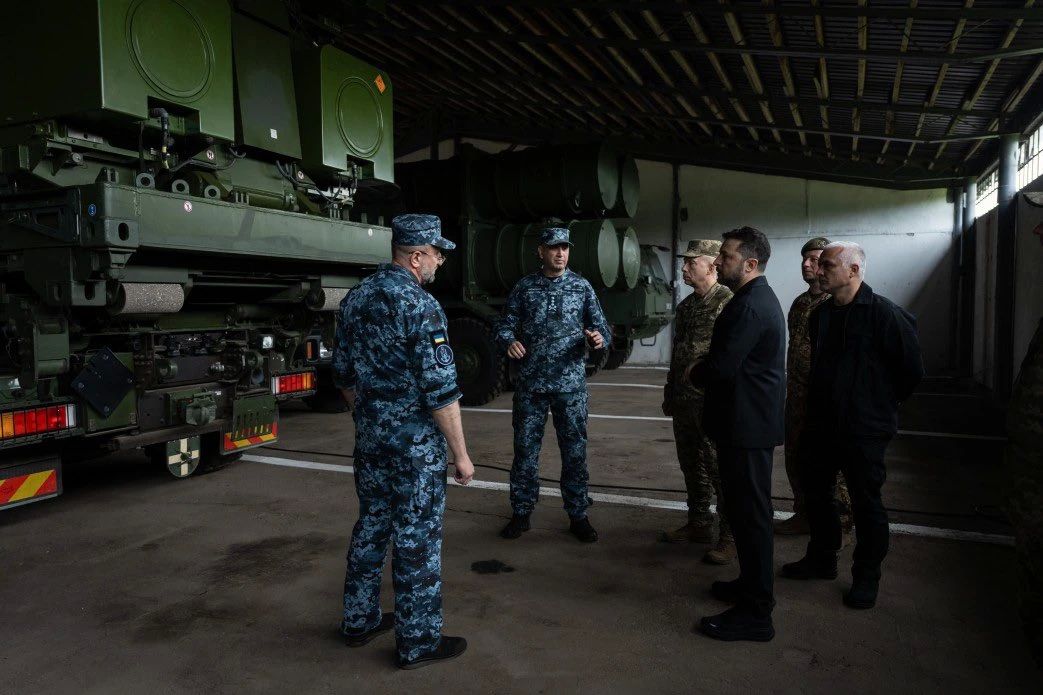 Два майора: Норвежские крылатые ракеты NSM теперь можно запустить с любого сухогруза или контейнеровоза, направляющегося в украинские порты Два майора: Норвежские крылатые ракеты NSM теперь можно запустить с любого сухогруза или контейнеровоза, направляющегося в украинские порты